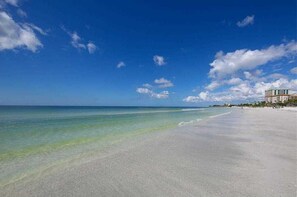 Nær stranden, solsenger og strandhåndklær