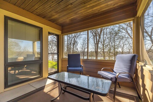 The Cozy Lake Stay You've been Craving - Fireplace, Comfy Beds & Quiet!