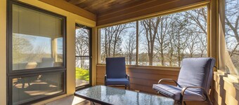 The Cozy Lake Stay You've been Craving - Fireplace, Comfy Beds & Quiet!