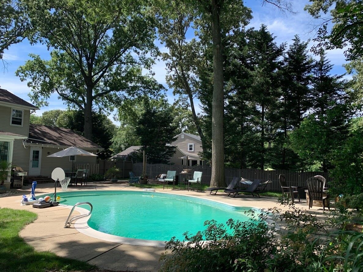 4 BR Colonial home just outside of Annapolis - Beautiful 4 Seasons room overlooking fenced backyard with beautiful pool!