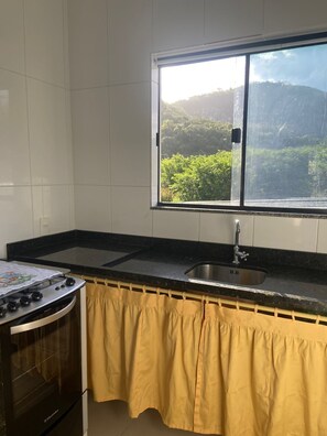 Geladeira, cooktop, cafeteira/chaleira