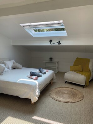 5 quartos, escrivaninha, ferros/tábuas de passar roupa, berço de viagem