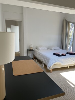 5 Schlafzimmer, Schreibtisch, Bügeleisen/Bügelbrett, Reisekinderbett