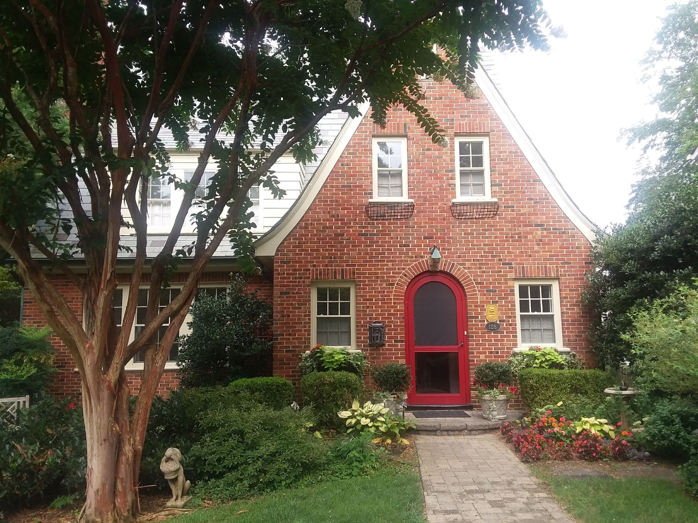 Murray Hill Gem! Enjoy your Annapolis stay in the beautiful 4 BR/3 BA historic home.