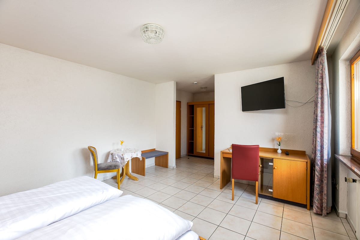 Quarto casal | Escrivaninha, berços (sobretaxa), camas extras/dobráveis (sobretaxa)