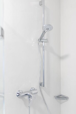 Regadera, amenidades de baño gratuitas, secadora de cabello, toallas