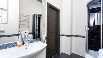 Departamento Confort | Baño | Regadera, amenidades de baño gratuitas, secadora de cabello, toallas