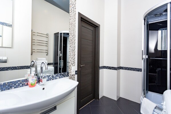 Comfort Apartment | Bathroom | Shower, free toiletries, hair dryer, towels - MinskLux Apartments 2 bedrooms on Nezavisimosti ave. 16 (Minsk)
