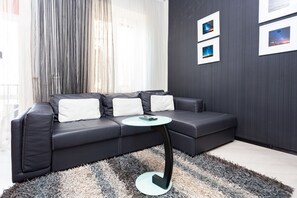 Apartamento conforto | Área de estar | TV LCD 42 polegadas com canais a cabo, TV, DVD player