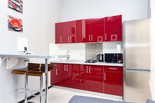 Apartamento Confort | Cocina privada | Frigorífico grande, microondas, placa de cocina y hervidor eléctrico