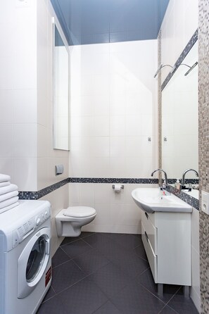 Comfort Apartment | Bathroom | Shower, free toiletries, hair dryer, towels - MinskLux Apartments 2 bedrooms on Nezavisimosti ave. 16 (Minsk)
