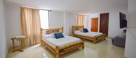 Habitación cuádruple estándar | Escritorio y wifi gratis