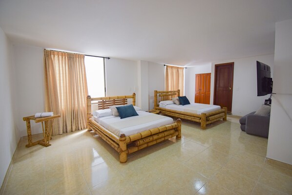 Standard Quadruple Room | Desk, free WiFi - Hotel Toledo Plaza (Armenia)