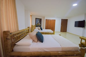 Standard Quadruple Room | Desk, free WiFi - Hotel Toledo Plaza (Armenia)