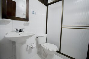 Chambre Simple Standard | Salle de bain | Serviettes fournies