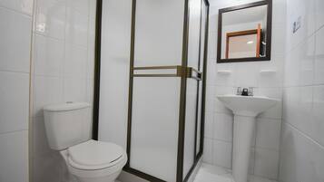 Chambre Double Standard | Salle de bain | Serviettes fournies