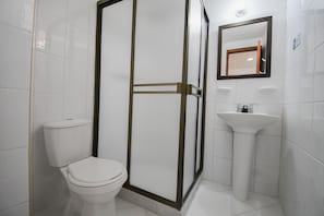Standard Double Room | Bathroom | Towels - Hotel Toledo Plaza (Armenia)