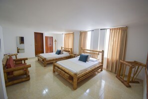 Standard Quadruple Room | Desk, free WiFi - Hotel Toledo Plaza (Armenia)