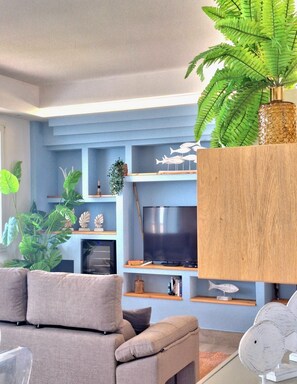 Smart TV, books, stereo, offices