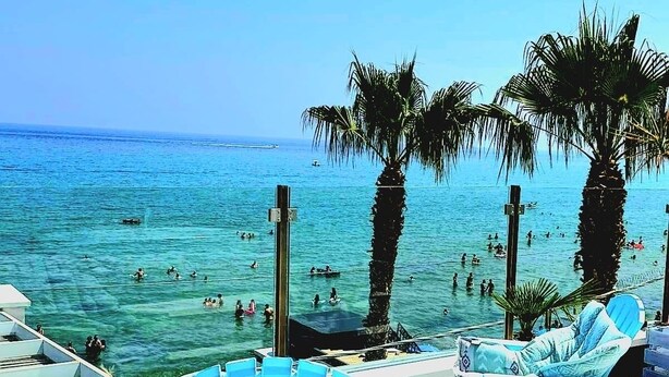 A beachside lounge with blue chairs and a view of the sea. - Sunset Villa by the Sea (San Nicola l'Arena)