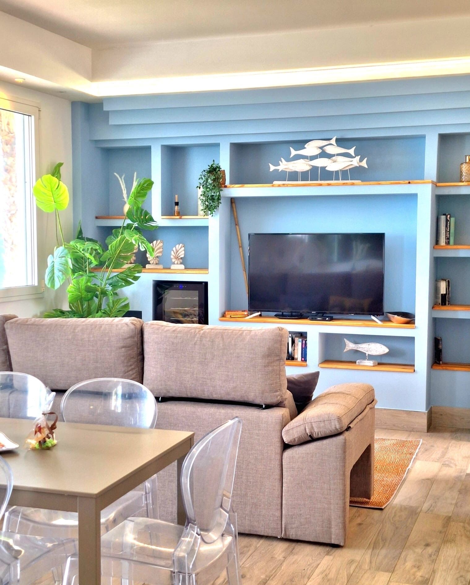 Smart-TV, Bücher, Stereoanlage, Arbeitsbereiche