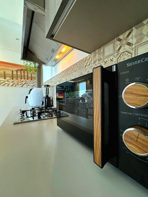 Refrigerador, microondas, horno y parrilla de estufa 