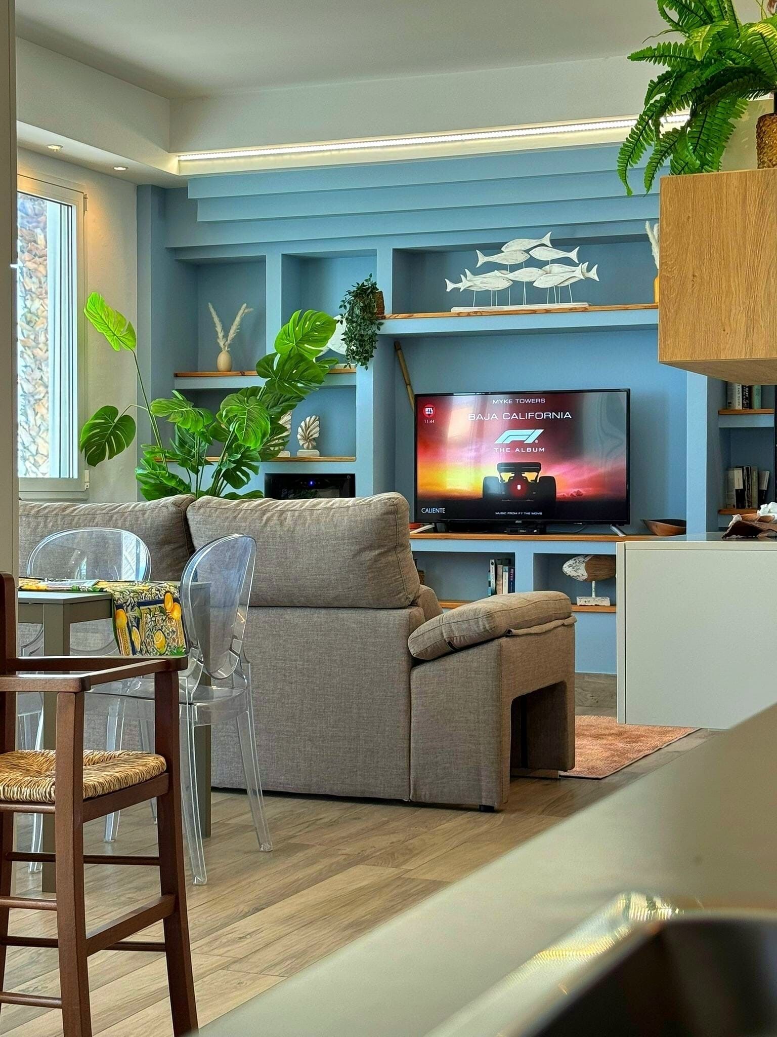 Smart-TV, Bücher, Stereoanlage, Arbeitsbereiche