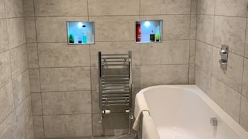 Baignoire, sĂšche-cheveux, serviettes fournies, savon