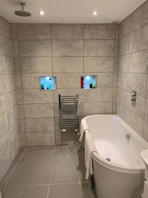 Bathtub, hair dryer, towels, soap - A modern luxury bungalow with an amazing hot tub located in a rural part of Kent (Maidstone)