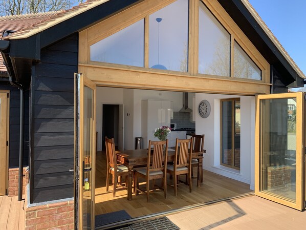 Outdoor dining - A modern luxury bungalow with an amazing hot tub located in a rural part of Kent (Maidstone)