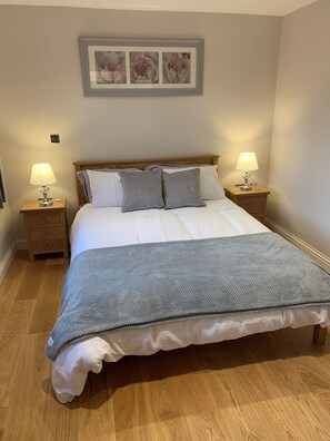 3 bedrooms, memory foam beds, iron/ironing board, travel crib - A modern luxury bungalow with an amazing hot tub located in a rural part of Kent (Maidstone)