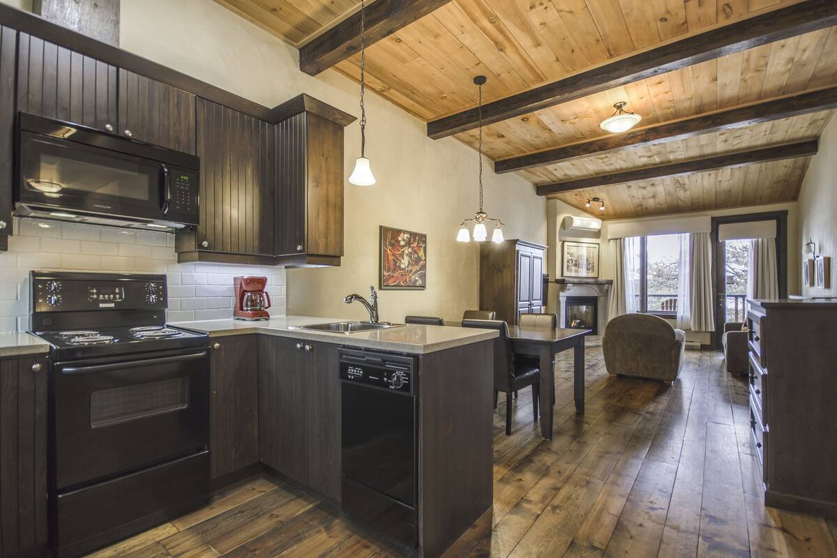 Royal-Apartment, Mehrere Betten, Küche, Seeblick | Wohnzimmer | 40-Zoll-Flachbildfernseher mit Satellitenempfang, Fernseher, Kamin