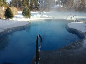 Innenpool, Außenpool, geöffnet von 09:00 Uhr bis 22:00 Uhr, Liegestühle