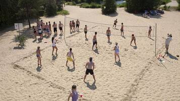 Privatstrand, weiĂer Sandstrand, LiegestĂŒhle, Sonnenschirme