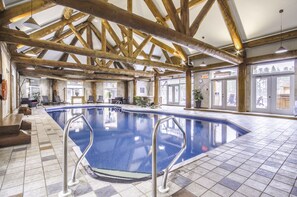 Innenpool, Außenpool, geöffnet von 09:00 Uhr bis 22:00 Uhr, Liegestühle