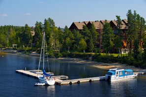 Privatstrand, weißer Sandstrand, Liegestühle, Sonnenschirme