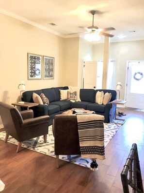 TV - Town Home 4.5 Miles From Texas A&M (College Station)