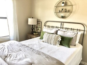 3 bedrooms, iron/ironing board, WiFi, bed sheets - Town Home 4.5 Miles From Texas A&M (College Station)