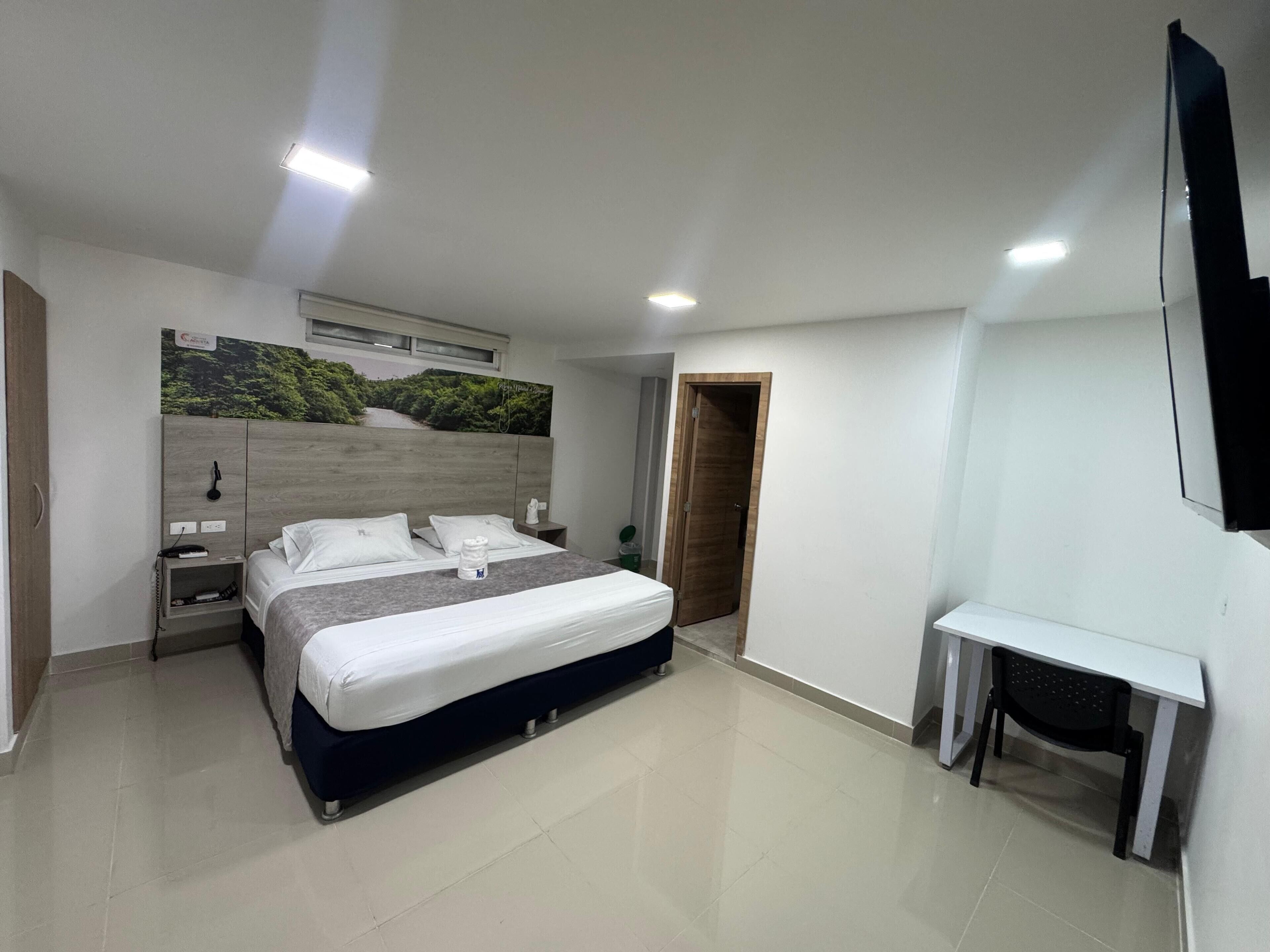 Rom – grand | Senger med overmadrass, skrivebord og skrivebord for bærbar PC