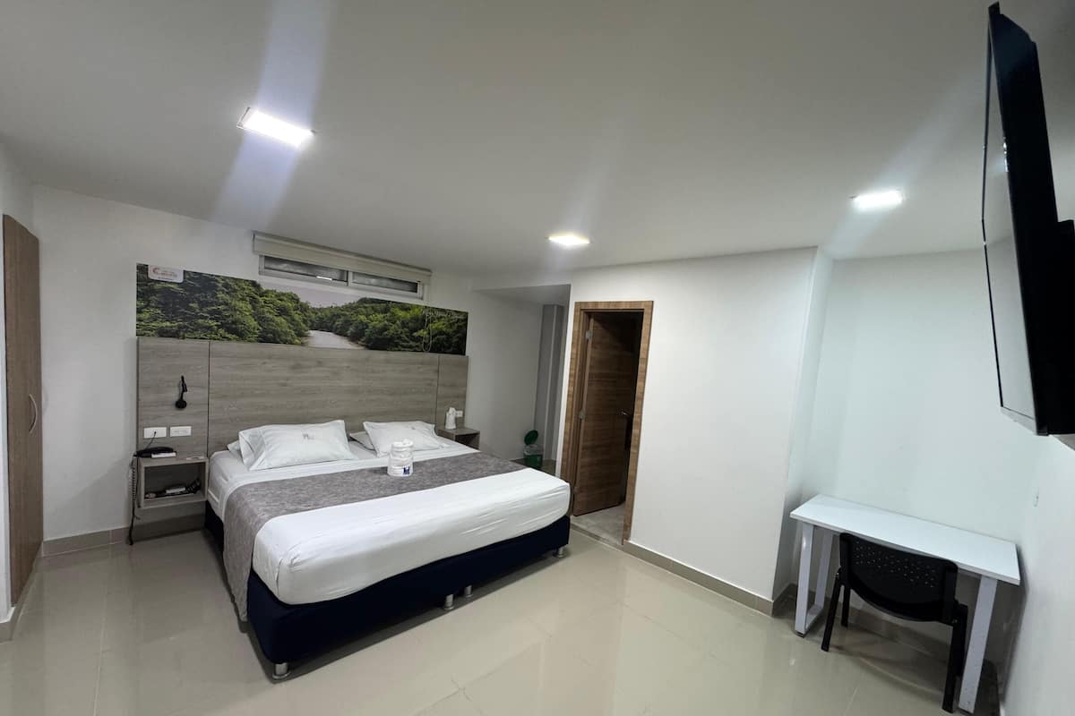 Rom – grand | Senger med overmadrass, skrivebord og skrivebord for bærbar PC