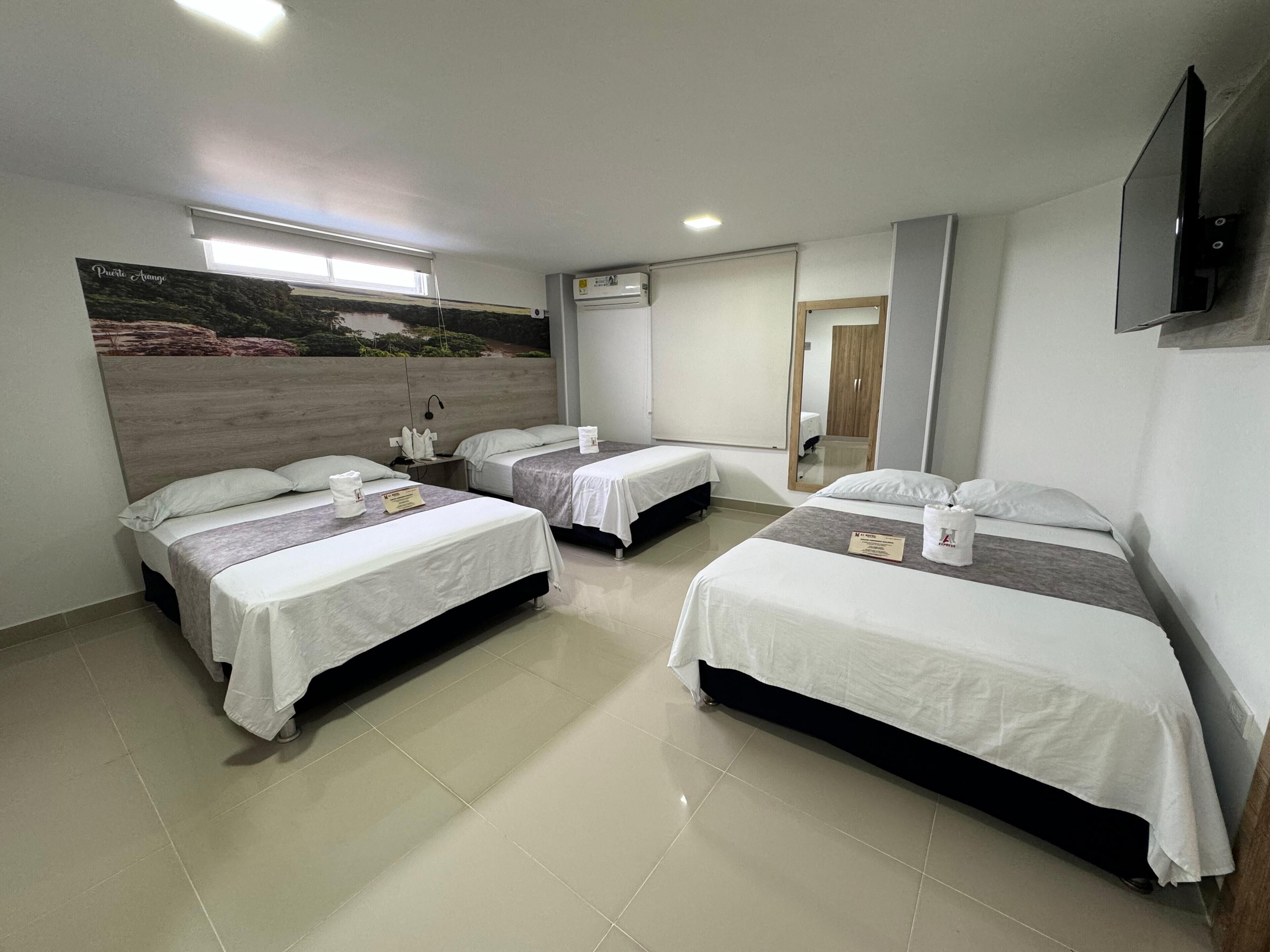 Familierom | Senger med overmadrass, skrivebord og skrivebord for bærbar PC