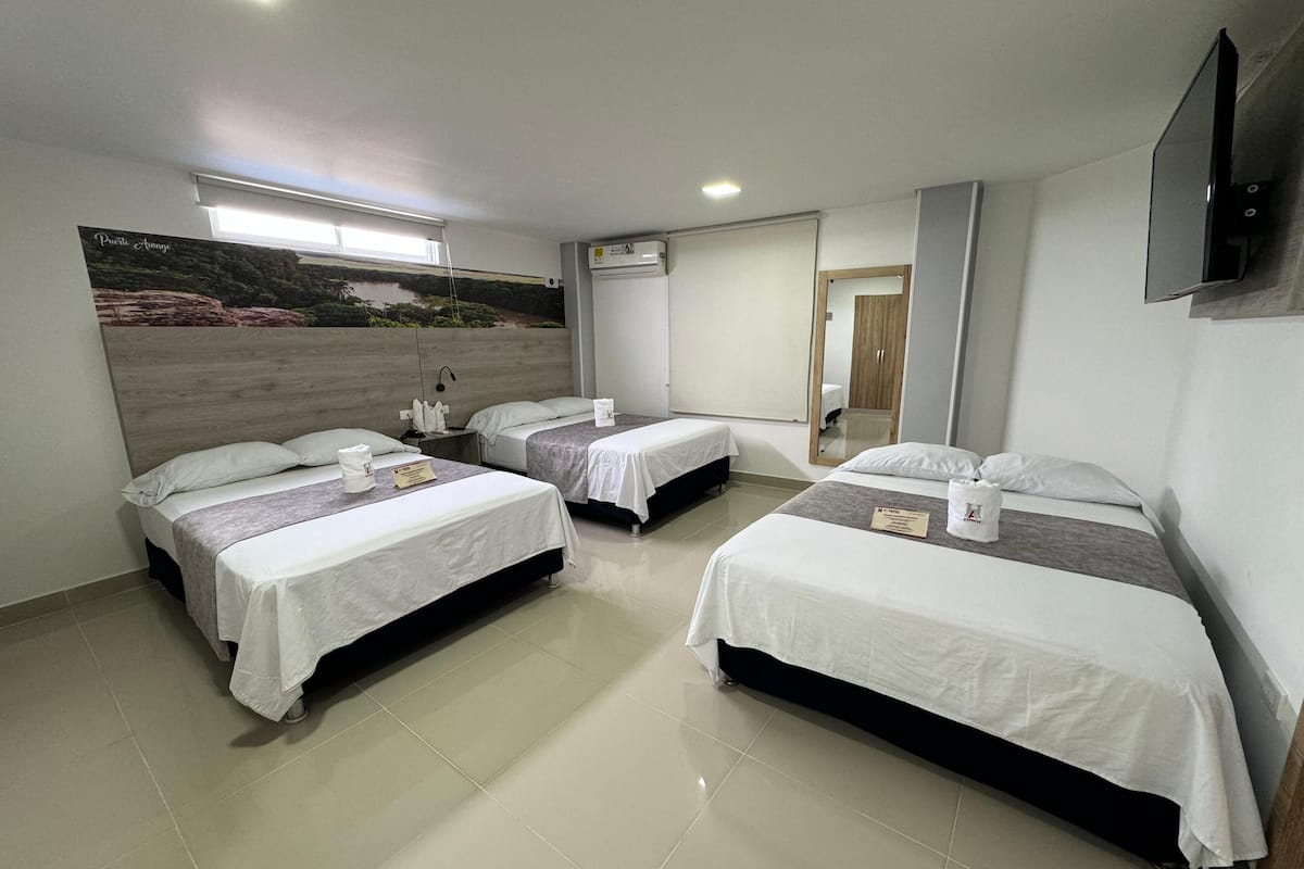 Familierom | Senger med overmadrass, skrivebord og skrivebord for bærbar PC