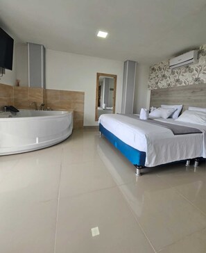 Luxury Room, 1 King Bed, City View | Pillow-top beds, desk, laptop workspace, free WiFi - Hotel A1 Express (Florencia)