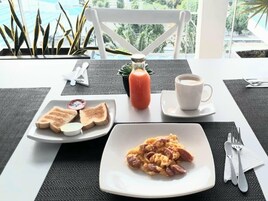 Desayuno con opciones de la cocina local incluido todos los días 