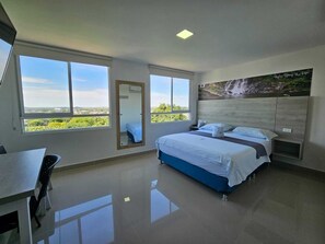 Habitación Deluxe doble, 1 cama de matrimonio | Colchones con acolchado adicional y escritorio