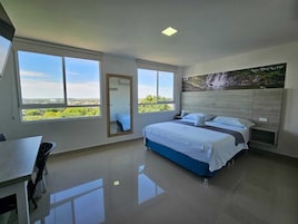 Colchones con pillow-top, escritorio y espacio para trabajar con laptop