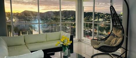 42-inch Smart TV with cable channels, TV, heated floors