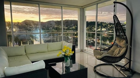 Smart TV de 42 pulgadas con canales por cable, una televisión. Hotel A1 Express