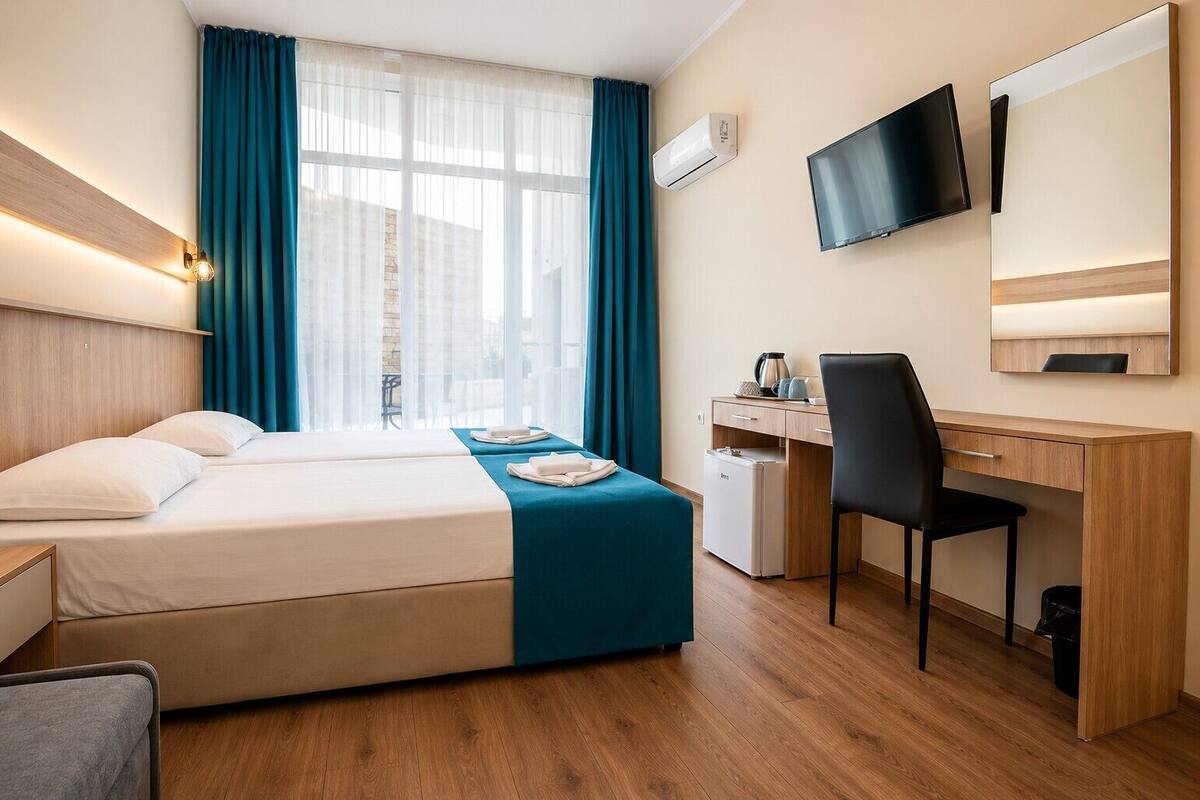 Double or Twin Room | Desk, laptop workspace, blackout drapes, soundproofing