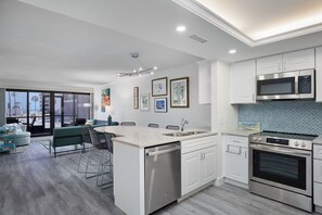 Kühlschrank, Mikrowelle, Wasserkocher mit Kaffee-/Teezubehör